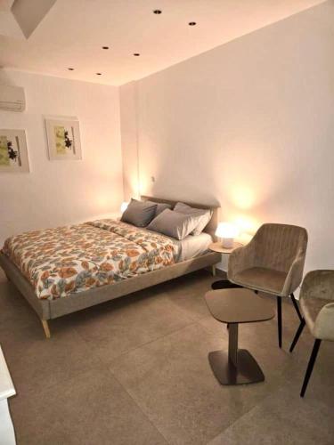una camera da letto con un letto grande e una sedia di Résidence MYA a Dakar