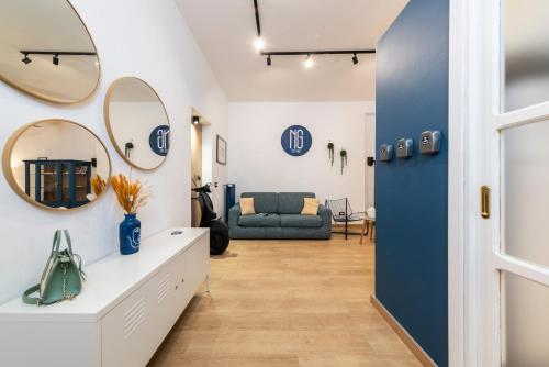 a living room with a blue door and a couch at NG Guest House l'Acquedotto in Olbia