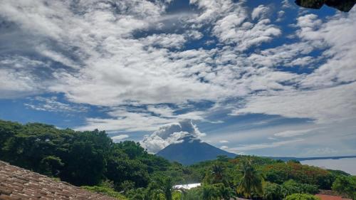 a mountain in the distance with a cloudy sky at Eco lodge finca magdalena in Altagracia