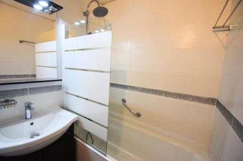 une salle de bain avec un lavabo, des toilettes et une douche dans l'établissement Résidence Les Gentianes - 2 Pièces 4 pers -LES GENTIANES - PLAGNE VILLAGES -Classé 3- WIFI MAE-1944, à Aime La Plagne