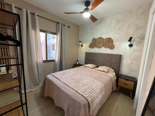 a bedroom with a bed and a ceiling fan at CORNELIAS HOME Estudio 5B in Los Cristianos