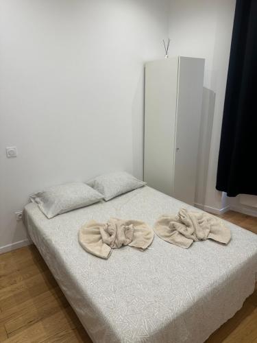 - un lit avec deux archets au-dessus dans l'établissement Appartement en plein cœur du centre ville, à Marseille