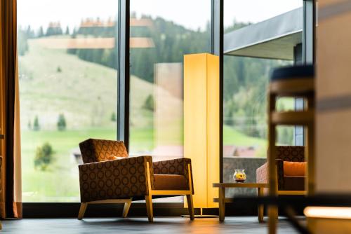 two chairs and a table in front of a window at Ferienwohnungen Guthof in Schattwald