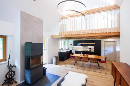 soggiorno e sala da pranzo con stufa a legna di Landhaus Auerling am Wald - Ruhige Lage, Wander- und Skiparadies a Sankt Lambrecht