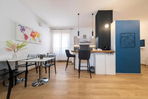 a kitchen and dining room with a table and chairs at NG Guest House l'Acquedotto in Olbia