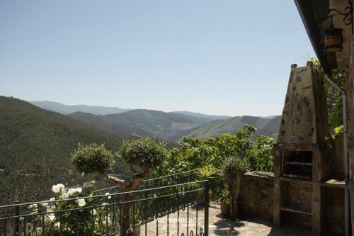 a balcony with a view of the mountains at Casa do Passadiço in Espiunca