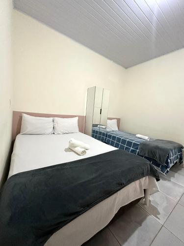 um quarto com duas camas em um quarto em Flats Recanto Sonho - PX do Centro de Palmas em Palmas
