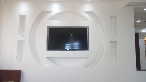 un mur blanc avec une télévision au milieu dans l'établissement Ajdir, à Ajdir