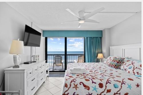 Ένα ή περισσότερα κρεβάτια σε δωμάτιο στο Oceanfront Waterpointe 1 Unit 806 3 bedroom 2 bath Balcony Pools