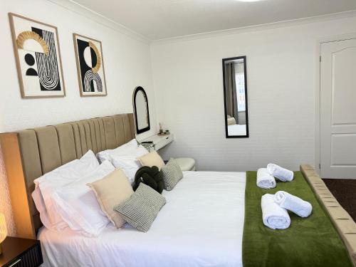 Una cama o camas en una habitación de NEW refurbished Luxurious home with great transport links