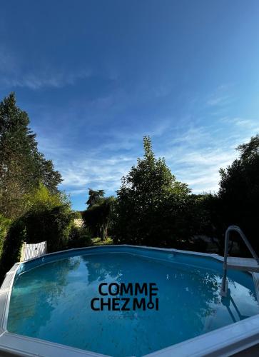 une vitre de voiture avec les mots comme chevy mod dessus dans l'établissement Le Chatelier, à Louvemont