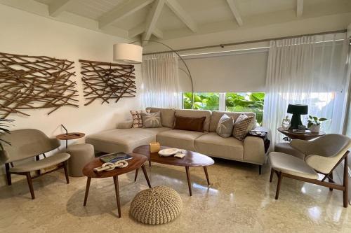 una sala de estar con un sofá y una mesa en Golf Villa V, en La Romana