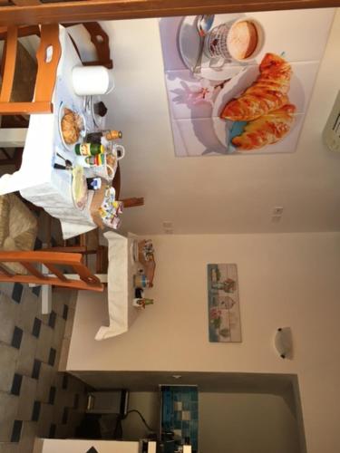 una vista sul soffitto di una cucina con cibo sul soffitto di Hotel Patti a Golfo Aranci