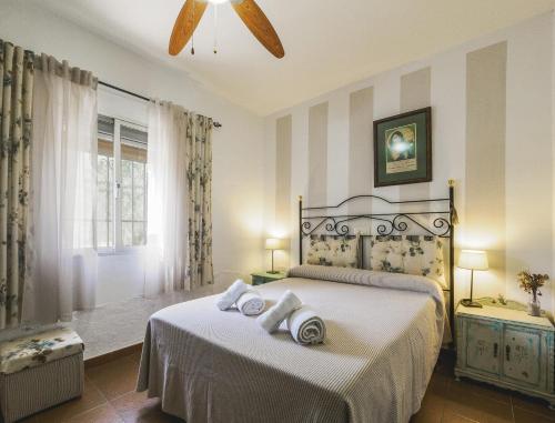 a bedroom with a bed with two towels on it at Cubo's Casa Rural Mar Verde in Adamuz