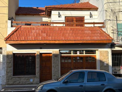 圣罗莎Excelente casa céntrica的停在大楼前的蓝色汽车