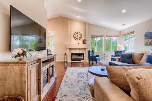 ソノマにあるSpacious 4BD 3BA with hot tub, fire pit, and wraparound deckのソファとテレビのあるリビングルーム