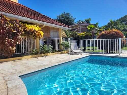 una piscina frente a una casa en Trois Ilets Studio EDEN VILLAGE, en Les Trois-Îlets