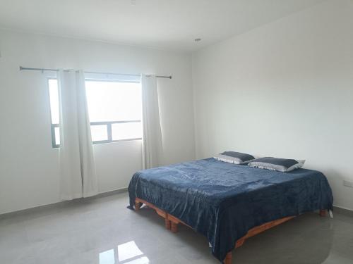 a bed in a white room with a window at Casa San Rafael Moderna y Elegante in Saltillo