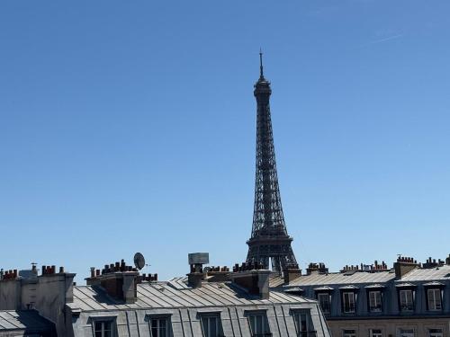 une vue de la tour Eiffel depuis les toits des immeubles dans l'établissement La Dame de Fer - Vue magique sur la Tour Eiffel, à Paris