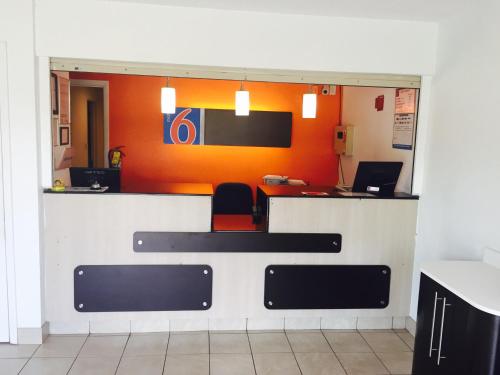 Una televisión o centro de entretenimiento en Motel 6-Dalton, GA