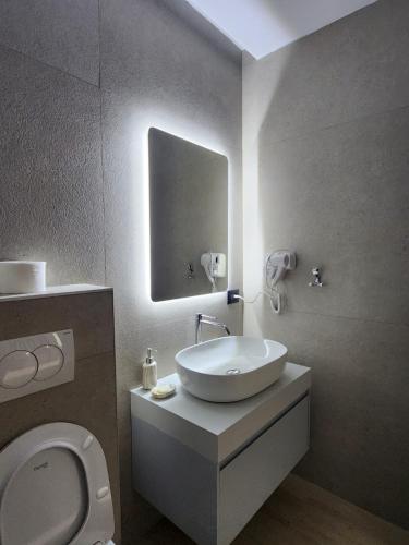 Ein Badezimmer in der Unterkunft Hotel Bristol Velipoje