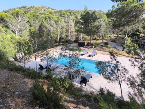 - une vue sur la piscine dans la cour dans l'établissement Escapade sous les pins 20m2, à Aurons