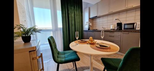 Kuchyň nebo kuchyňský kout v ubytování GoldenView Downtown Apartment near Palas Mall