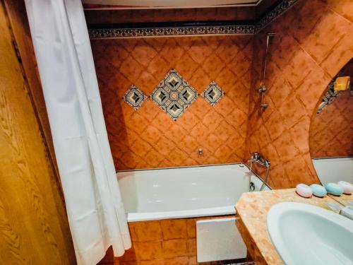 une salle de bain avec une baignoire et un lavabo dans l'établissement ANDALUSIA BEACH A602 Elenite, à Bourgas