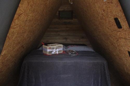 Una habitación abuhardillada con una cama en una escalera en Chalé Hospedagem Ecológica, en Ribeirão Pires