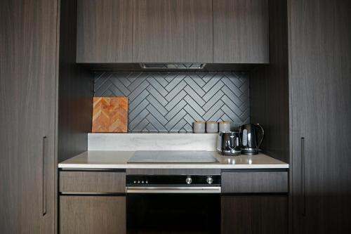 ハミルトンにあるCity Centre High End Apartmentのコンロとカウンタートップのあるキッチン