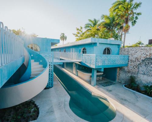 una casa azul con un tobogán en el patio en Casa Amate 62 - Mérida centro, en Mérida