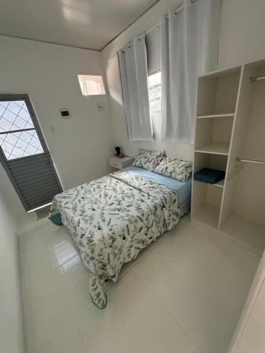 a small bedroom with a bed and a window at Estúdio confortável bem próximo ao Centro de Manaus in Manaus