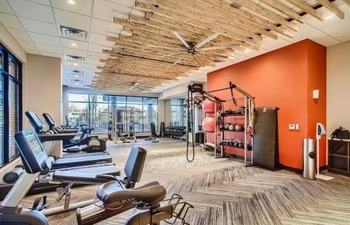 Fitness centrum a/nebo fitness zařízení v ubytování Modern Luxury in the Heart of Downtown Castle Rock