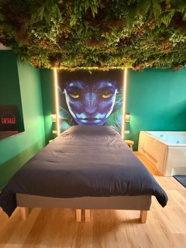 a bed with a face painted on the wall at Capsule Avatar - Balneo Sauna Projecteur Nintendo in Mons