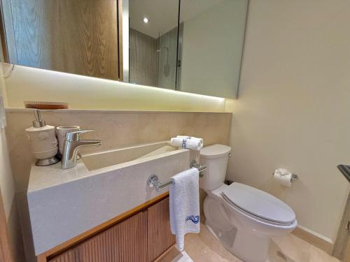 Ένα μπάνιο στο Zantamar Penthouse 607B