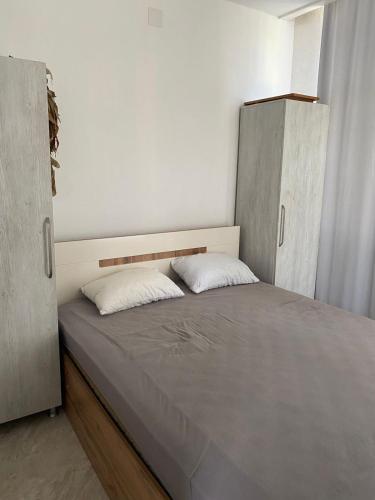 une petite chambre avec un lit avec deux armoires dans l'établissement Сдается двухкомнатная квартира с балконом в Гонио с прекрасным видом на горы, à Itʼkhvisi