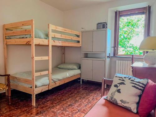 a room with two bunk beds and a couch at Podere YogAyur in Parrano