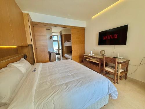 a bedroom with a bed and a desk and a desk at Zantamar PH608B, frente al mar in Cruz de Huanacaxtle