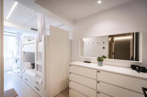 庞特维德拉Hostel Charino的一间带大镜子和梳妆台的卧室