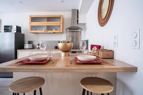 une cuisine avec un comptoir avec deux bols et des verres dans l'établissement Elegant Apartment City center Cathedral, à Reims