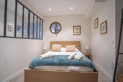 une chambre avec un grand lit avec une tête de lit en bois dans l'établissement Elegant Apartment City center Cathedral, à Reims