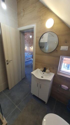 un bagno con lavandino, specchio e WC di VIP Durmitor a Žabljak