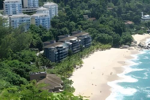 an aerial view of the beach and buildings at PORTO REAL RESORT - APARTAMENTO VISTA MAR EM CONDOMÍNIO COM PRAIA PRIVATIVA in Mangaratiba
