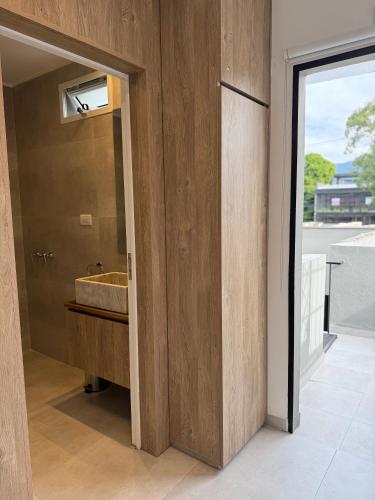 a bathroom with a sink and a mirror at El departamentito in Yerba Buena