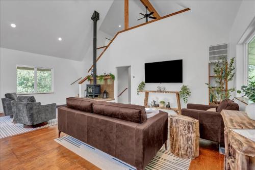 TV a/nebo společenská místnost v ubytování New Listing! North Fork Hideaway Sleeps 14!