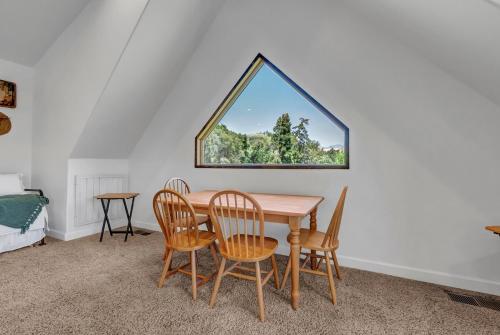 Posezení v ubytování New Listing! North Fork Hideaway Sleeps 14!