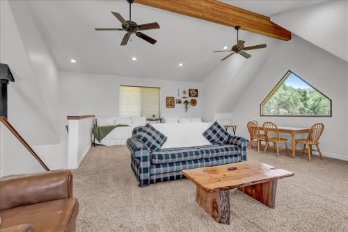 Posezení v ubytování New Listing! North Fork Hideaway Sleeps 14!