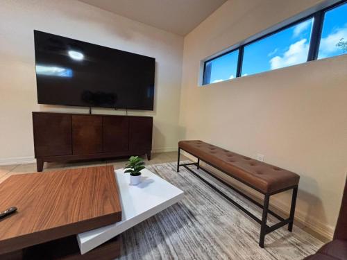Μια τηλεόραση ή/και κέντρο ψυχαγωγίας στο Fully Furnished at Jefferson Apartments