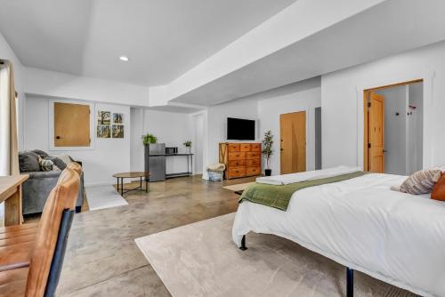 TV a/nebo společenská místnost v ubytování New Listing! North Fork Hideaway Sleeps 14!