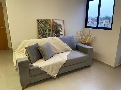 Et opholdsområde på Apto 2 Quartos Novo e Super Confortável